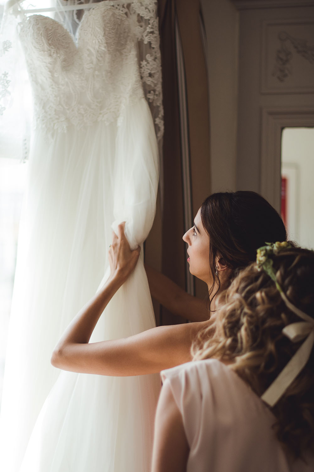 la mariée accroche sa robe